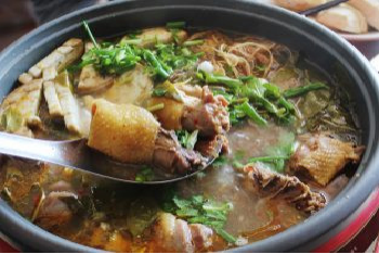 chicken hotpot with ramie leaf