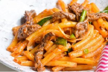 Nui xào bò