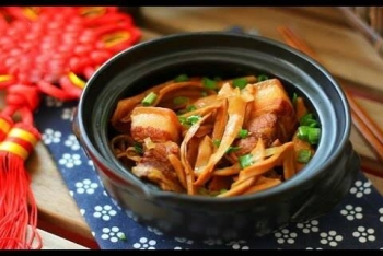 Meat cooked with bamboo shoot