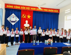 CÔNG TY TNHH NƯỚC SỐT ĐẶC SẢN VIỆT DASAVI  TRAO HỌC BỔNG KHUYẾN HỌC CHO HỌC SINH CÁC TRƯỜNG TIỂU HỌC VÀ TRUNG HỌC CƠ SỞ TRÊN ĐỊA BÀN XÃ CAM THỊNH ĐÔNG VÀ XÃ CAM THỊNH TÂY, THÀNH PHỐ CAM RANH, TỈNH KHÁNH HÒA