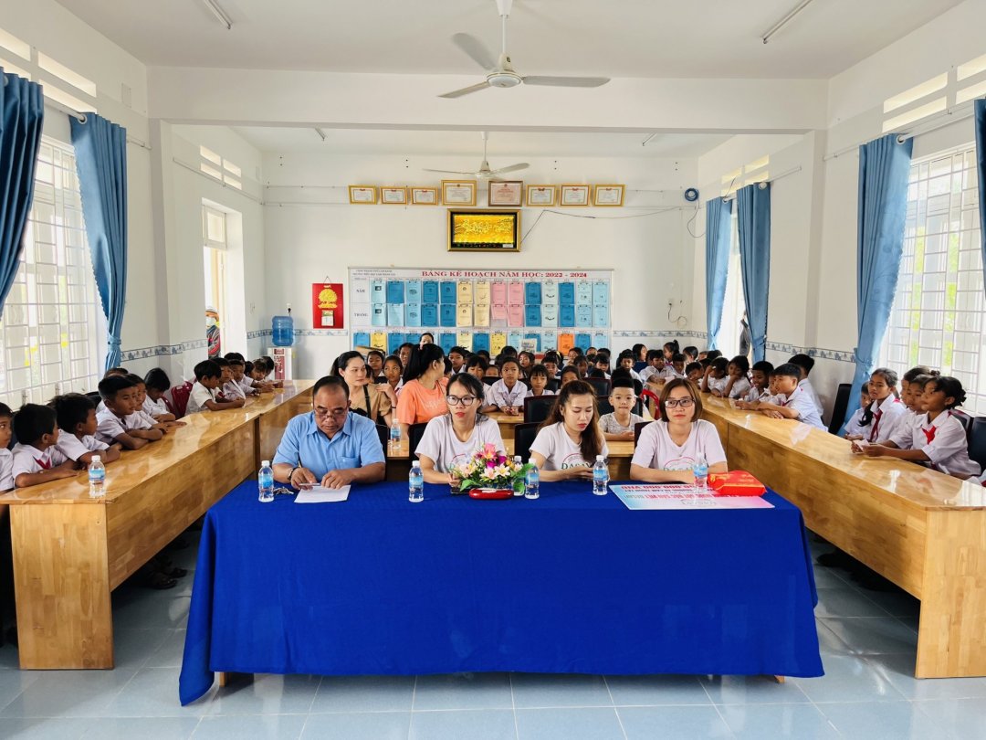 truong_th_cam_thinh_tay_2